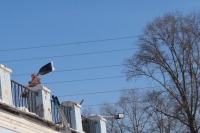 Хабаровские спасатели помогли очистить крышу Покровского храма