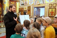 Хабаровские школьники знакомятся с православием на экскурсии в храме