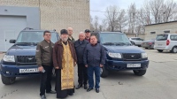 Хабаровский священник освятил автомобили для фронта