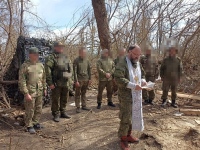 Евангелие и бронежилет: хабаровский священник духовно поддержал воинов в зоне СВО