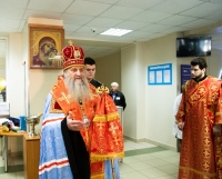 Митрополит Артемий освятил икону Богородицы для городской поликлиники Железнодорожного района