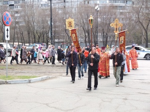 Прихожане Елизаветинского храма прошли крестным ходом по Железнодорожному району Хабаровска