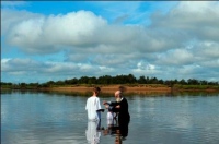 Настоятель хабаровского храма крестил курсантов института МВД в водах Уссури