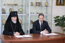 Подписание договора о сотрудничестве между Хабаровской духовной семинарией и ДФ Российской Правовой Академией. 13 сентября 2011г.