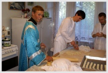 Помощь в просфорне храма святителя Иннокентия Иркутского