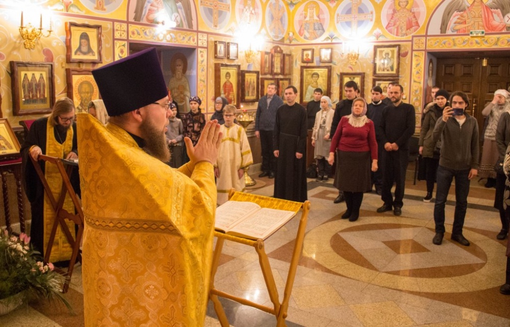 Божественная литургия, сопровождавшаяся сурдопереводом, впервые была  совершена в храме святителя Иннокентия Московского — Милосердие-ДВ